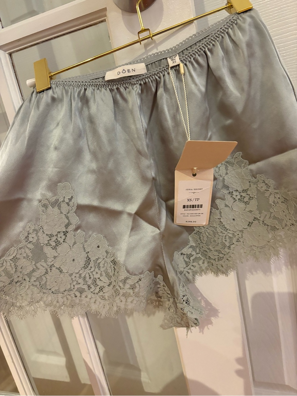 DOEN Iona short— eucalyptus - Picture 1 of 2